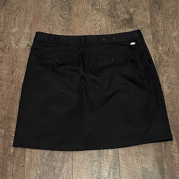 Pleated Golf Skort by Greg Norman - Picture 2 of 6